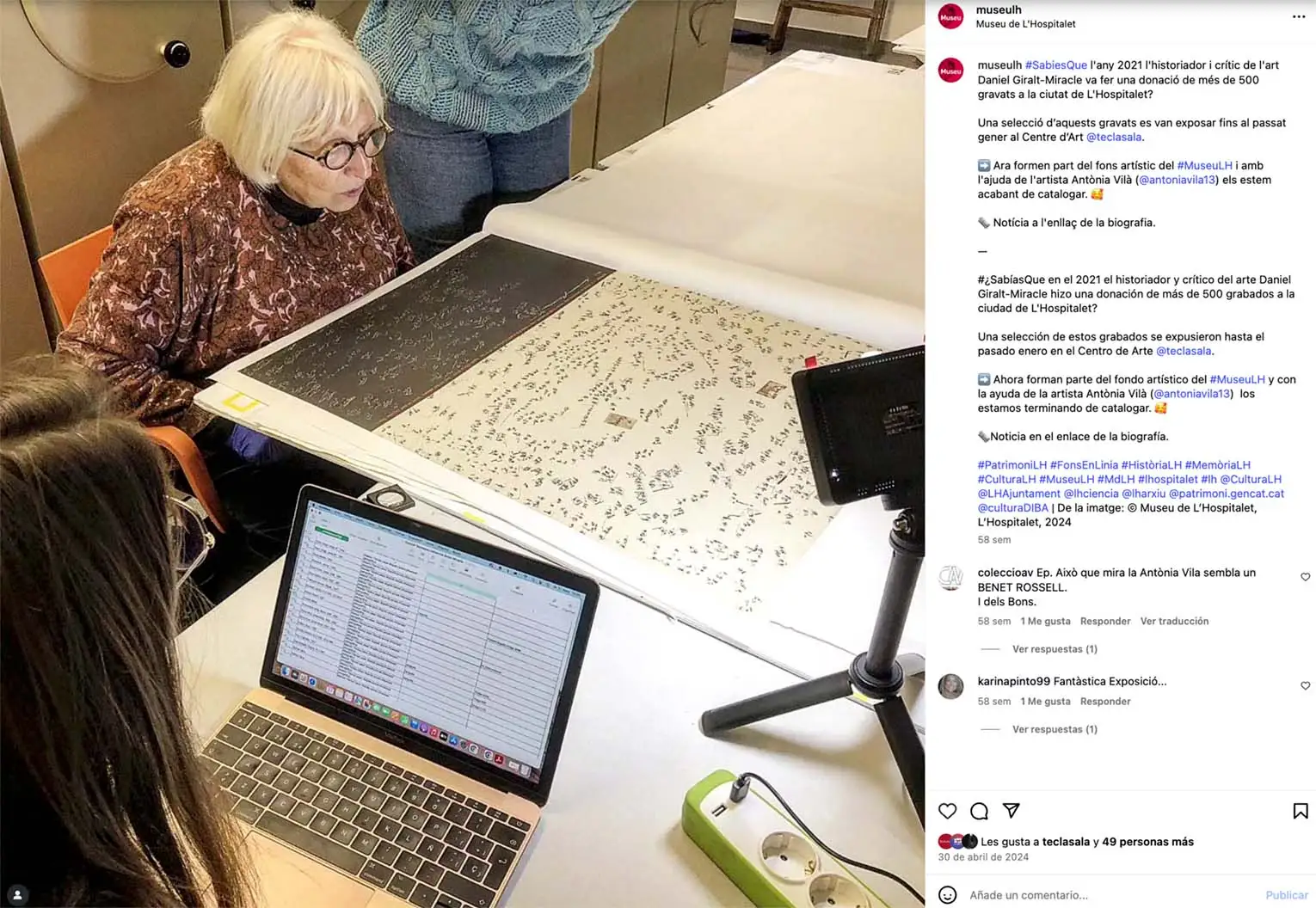 Equipo del Museu de L’Hospitalet documentando una pieza sobre una mesa de trabajo.