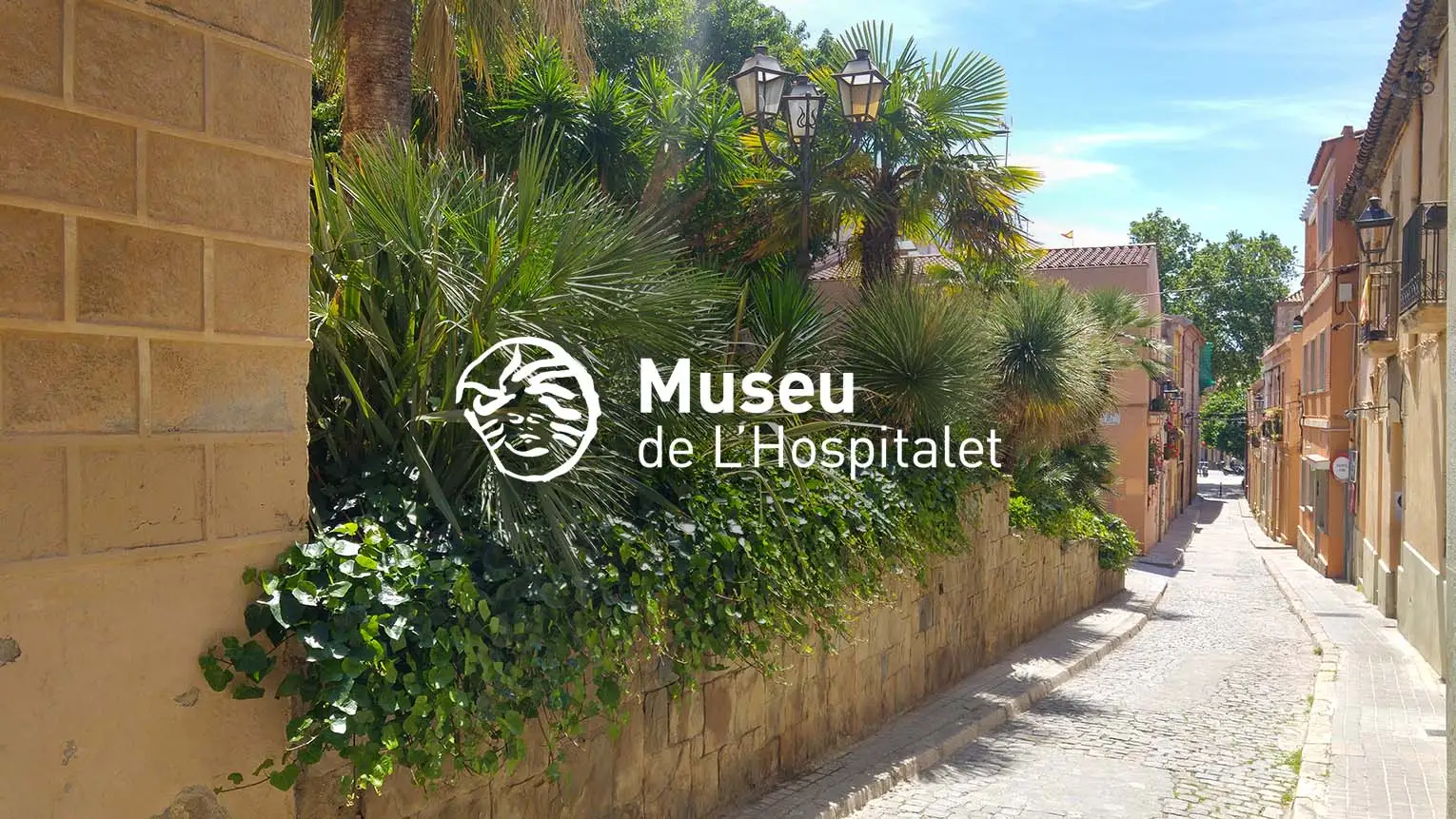 Identidad del Museu de L’Hospitalet aplicada sobre la imagen de una calle de la ciudad.